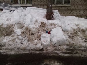 Ледопад с крыш домов в Черноречье